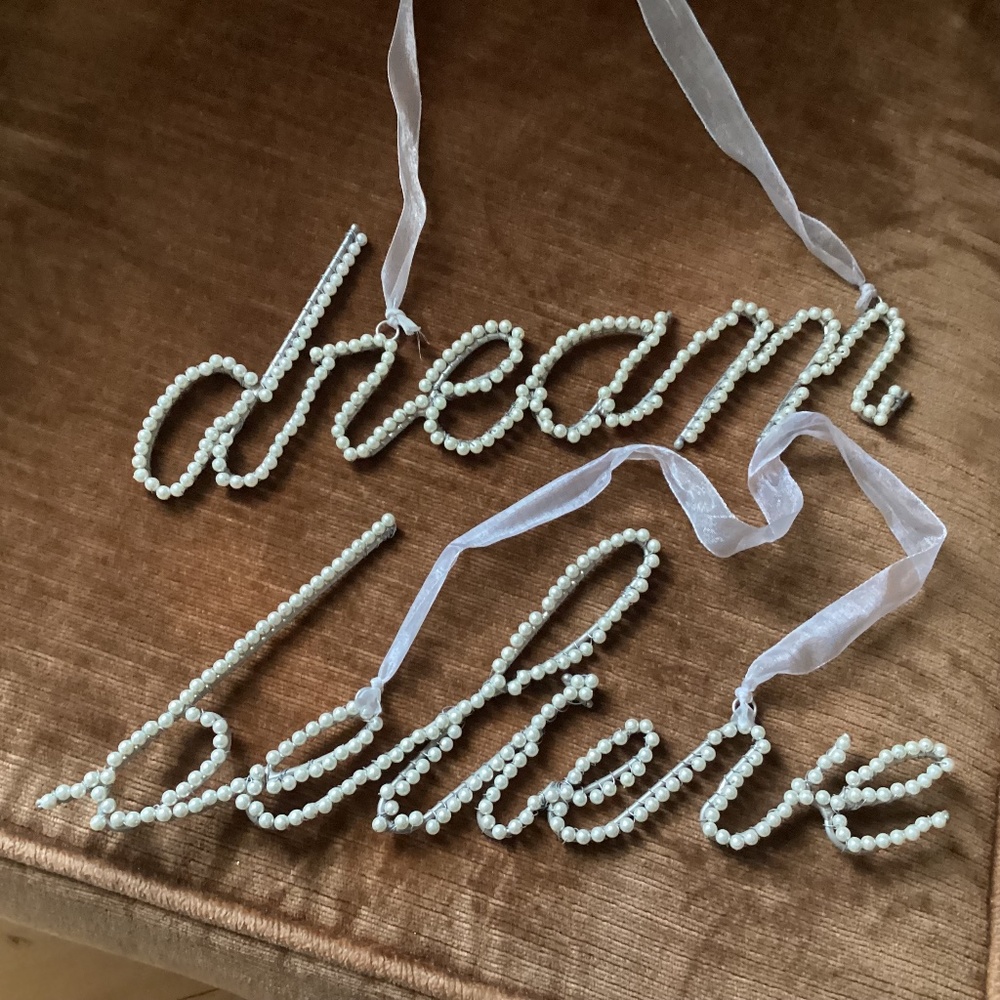 Decorative wall hangings BELIEVE and DREAM ribbon and faux pearls